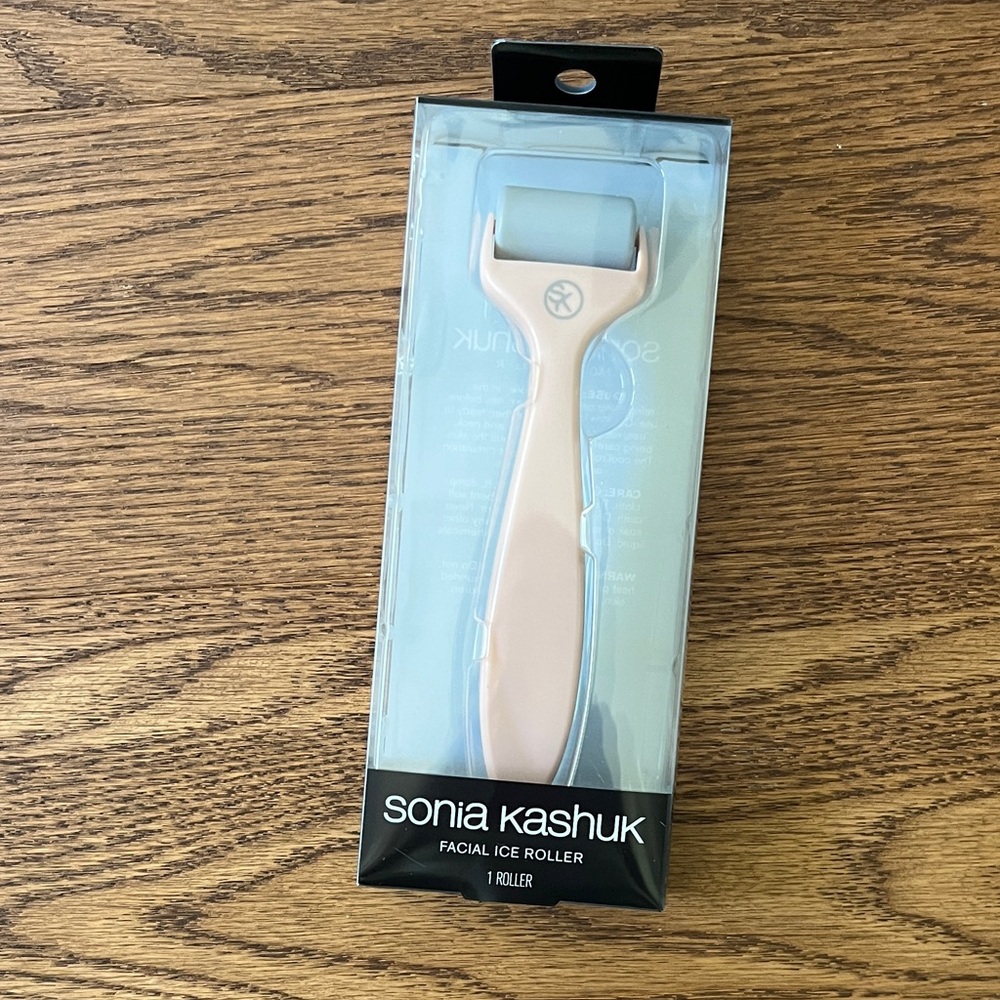 Sonia Kashuk Ice Roller in Light Pink